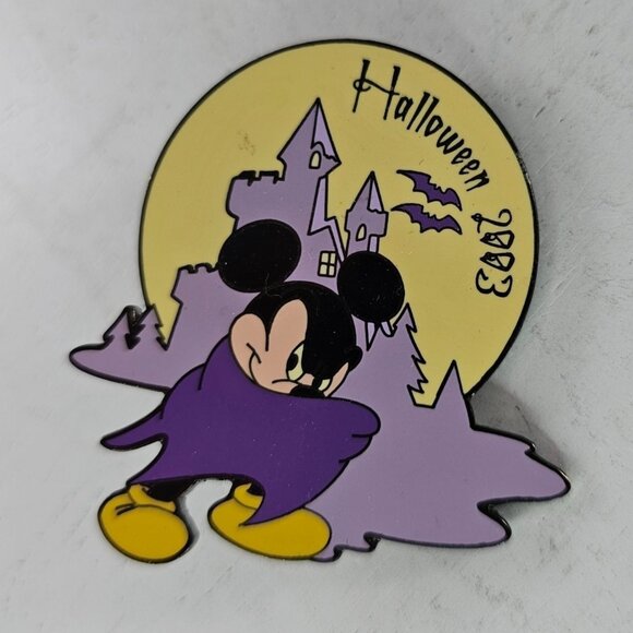 Disney Auctions Mickey Mouse Dracula Vampire Halloween 2003 LE 250 Pin - Picture 2 of 7
